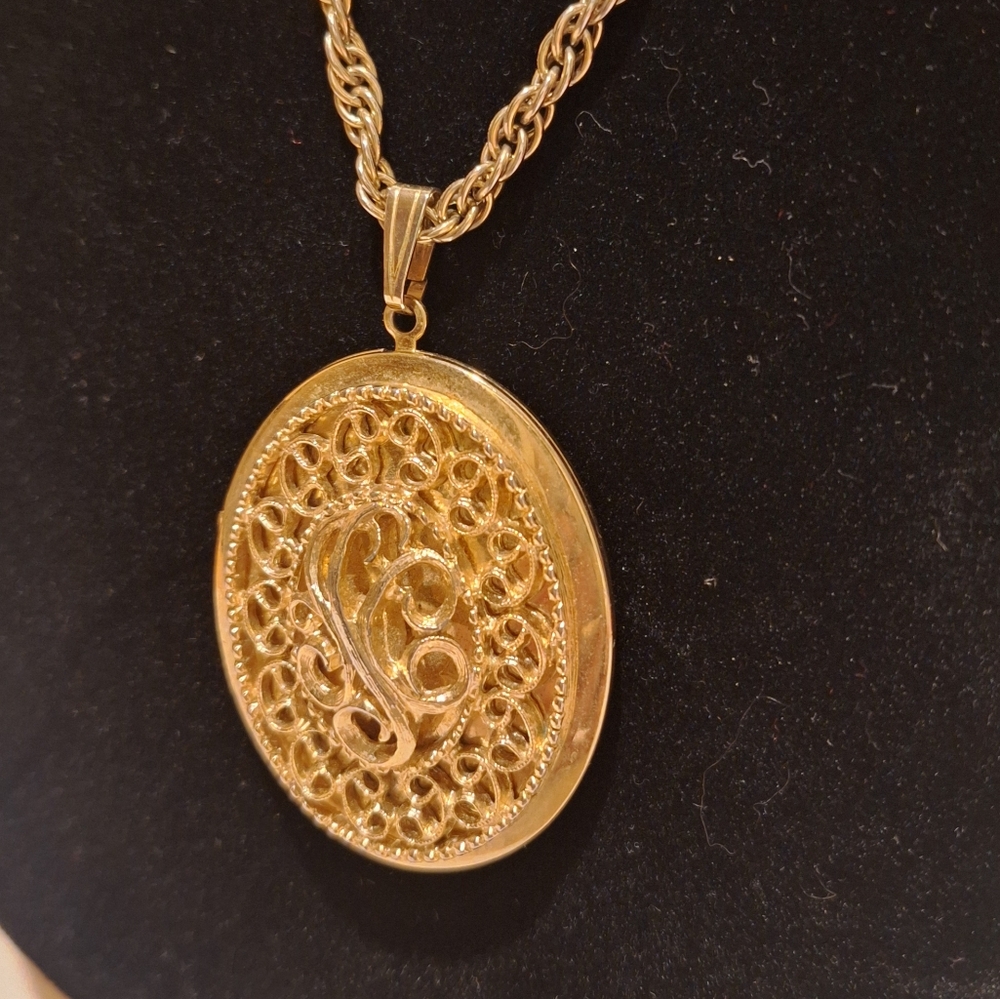 Sarah Coventry Heirloom Locket Pendant Goldtone Vintage Necklace Filgree 1970s
